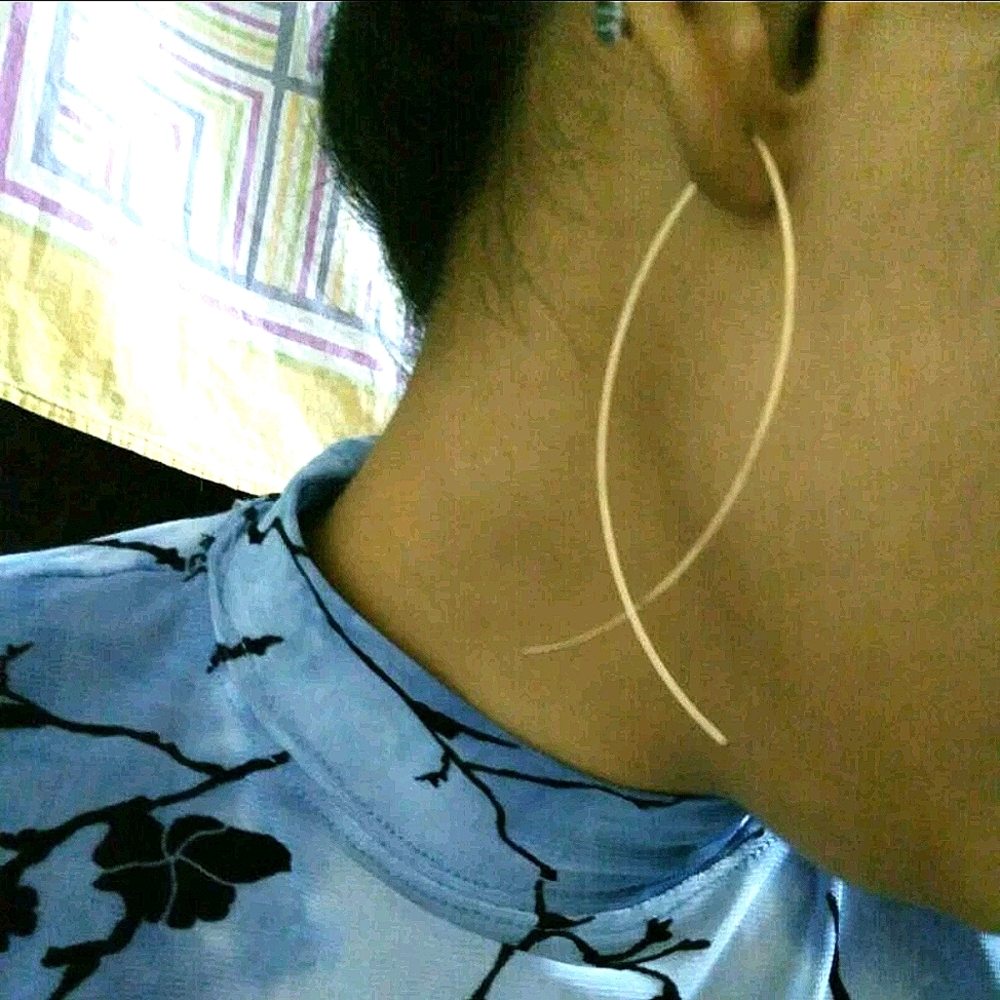 💖 2/$30 Minimalist dainty gold plated simple casual fish hoop earrings - Picture 12 of 12